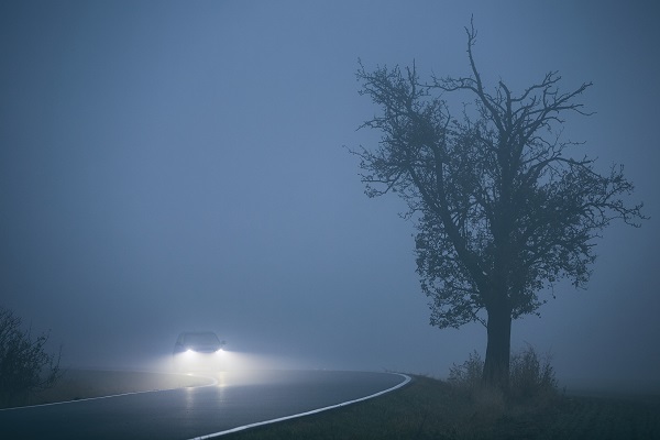 ترى مسافة قليلة من الطريق أمامك عند القيادة في الليل وليس لديك المساحة أو الزمن الكافيان للتوقف