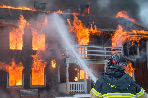 افتعال حريق للحصول على تعويضات تأمين المنزل